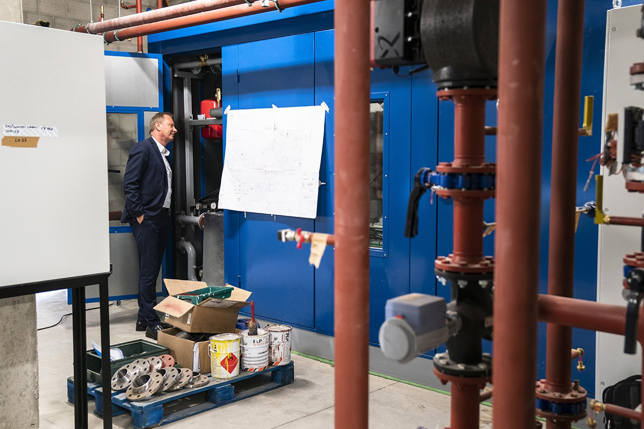 Bertrand Lespagnard, directeur-général adjoint de l'intercommunale hospitalière Vivalia, sur le chantier d'installation du système de cogénération de l'hôpital Princesse Paola. La rentabilité de la machine sera atteinte plus tard que prévu, en raison des prix élevés du gaz. © Anthony Dehez